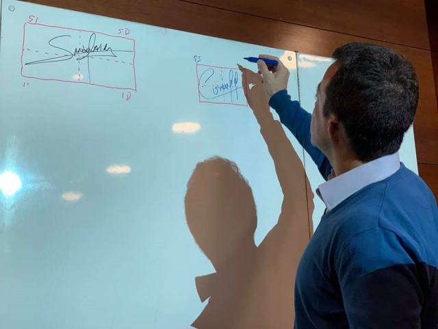 Alumno estudiando en el aula virtual